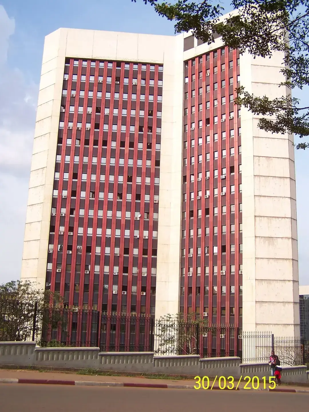 Maquette urbaine et bâtiment ministériel illustrant la planification des projets