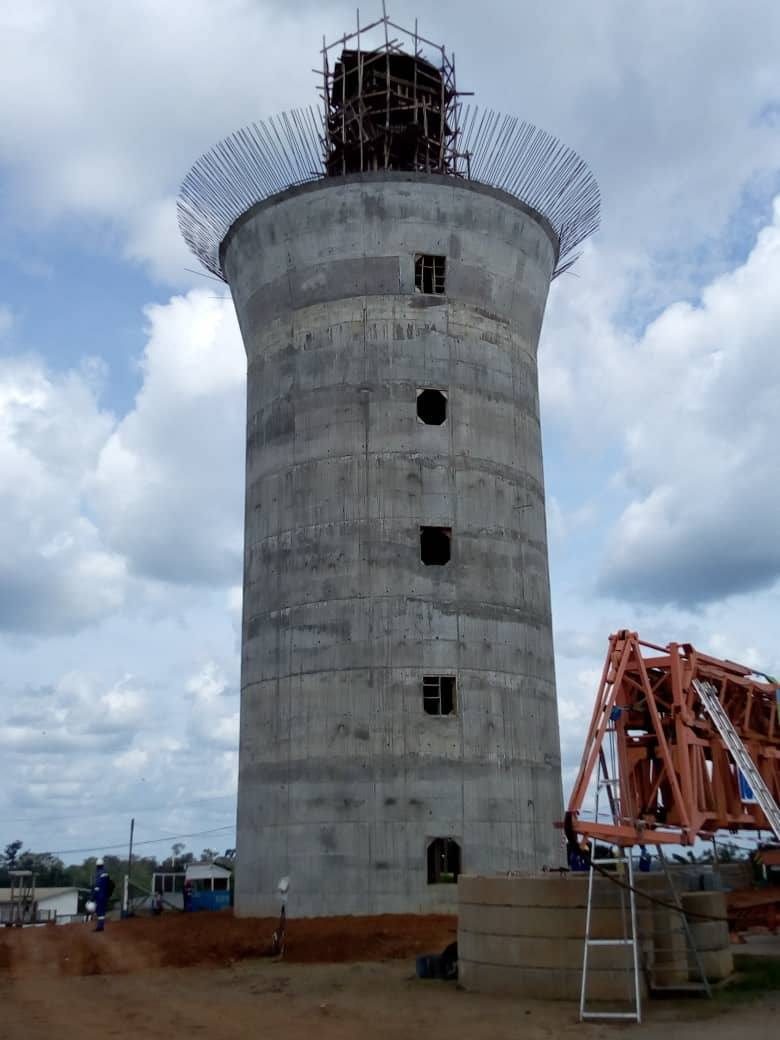 Ch#U00e2teau d'eau de 1500 m3 en cours de construction à Mbalmayo.jpg